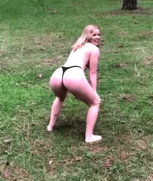 Blonde slut claps amazing ass in forest