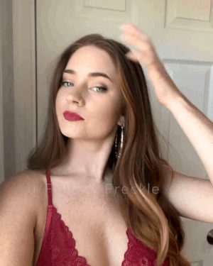 felicity_freckle does her hair