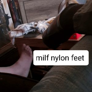 Sexy milf nylon feet