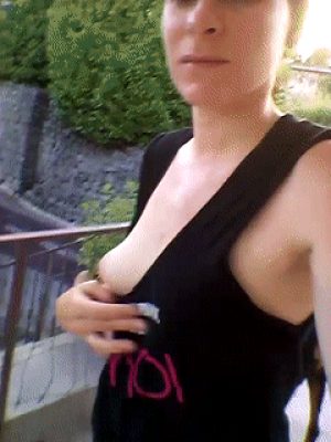 She shows her tits in selfie Charlotte montre ses seins en selfie sue son balcon!
